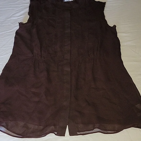 Vince Sheer Sleeveles Top - Picture 3 of 8